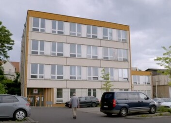 Česká televize odvysílala reportáž z humanitárního šatníku